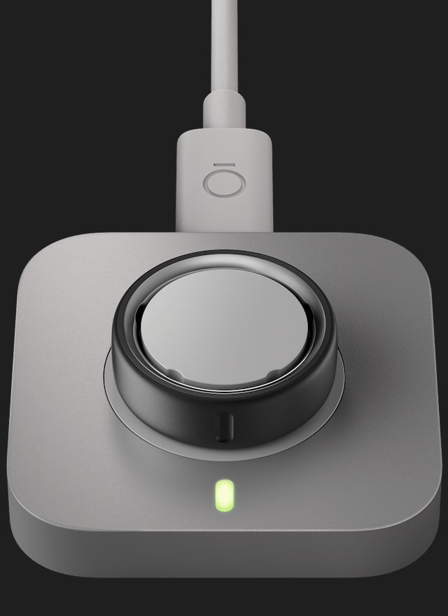 Oura Ring 4 op de USB-C-oplader