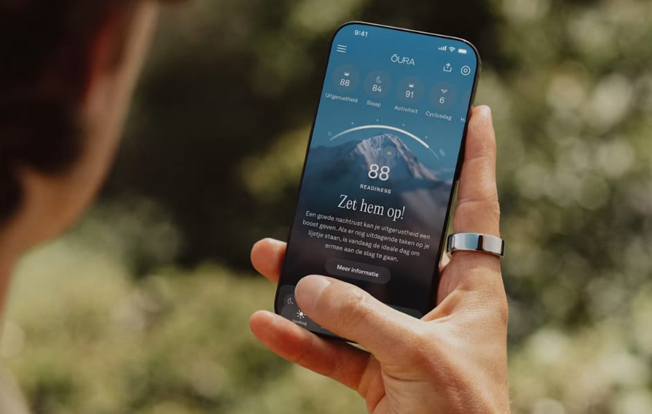 Oura Ring 4 zilver met app-overzicht op smartphone